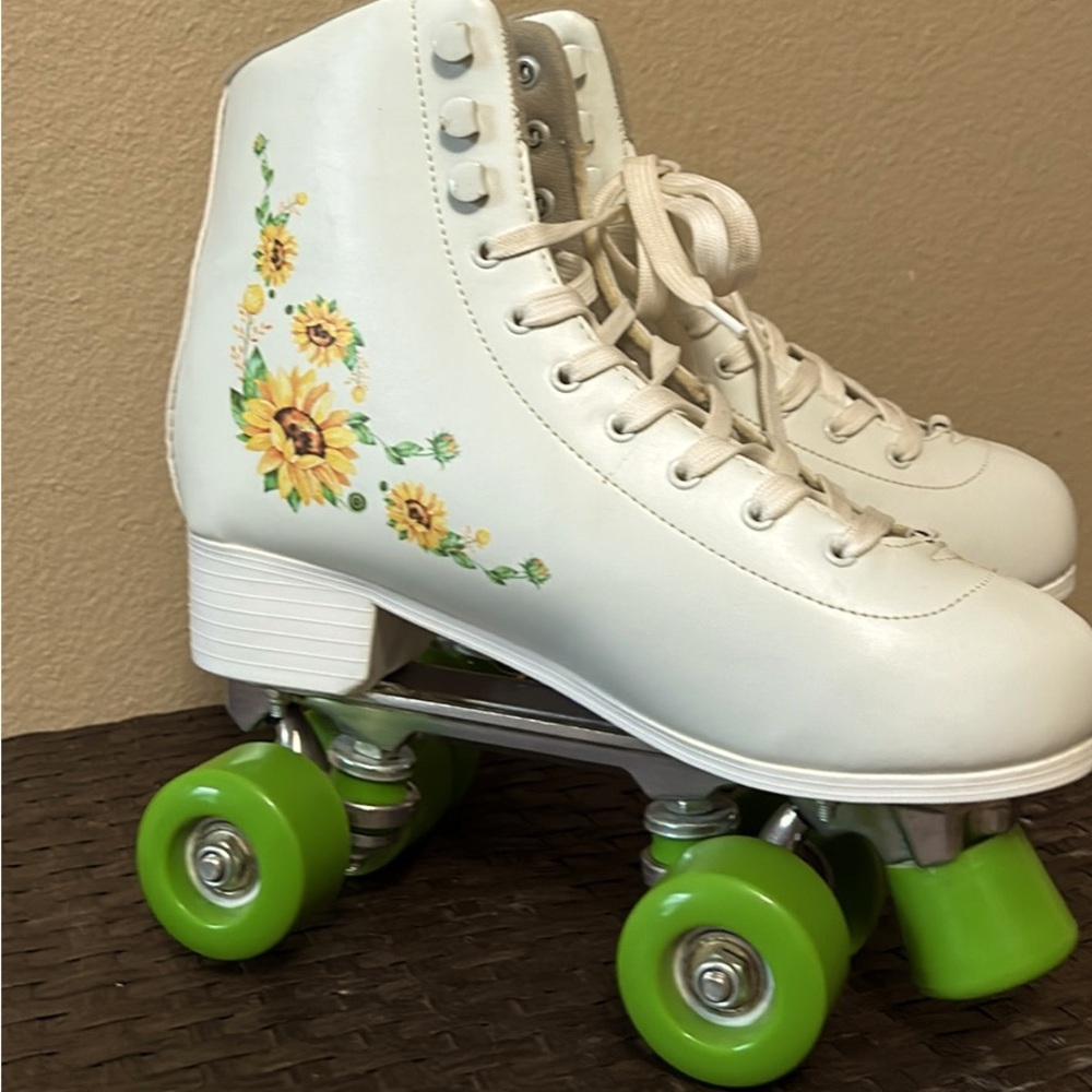 Gonex white and green roller skates with sunflower design